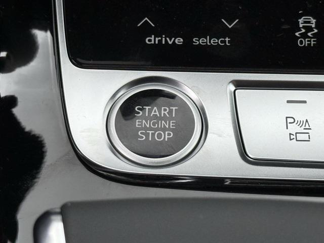 Photo of 2025 Glacier White Metallic Audi Q8