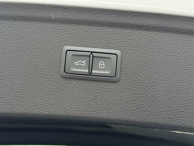 Photo of 2025 Glacier White Audi Q5