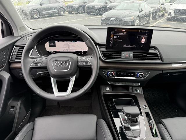 Photo of 2025 Glacier White Audi Q5