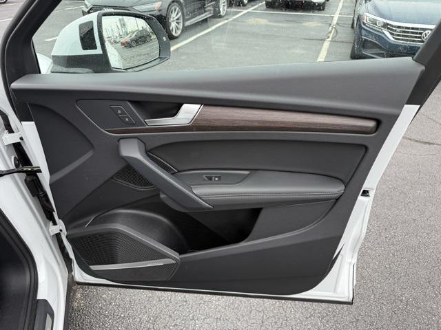 Photo of 2025 Glacier White Audi Q5
