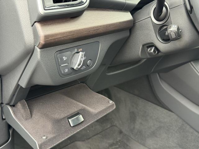 Photo of 2025 Glacier White Audi Q5