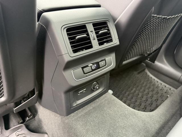 Photo of 2025 Glacier White Audi Q5
