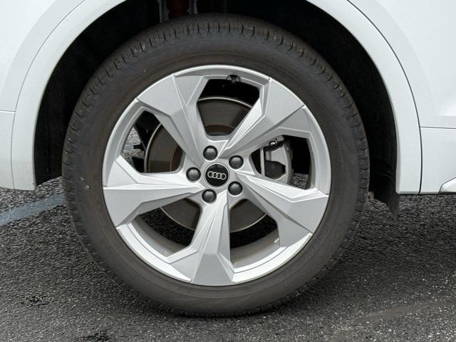 Photo of 2025 Glacier White Audi Q5