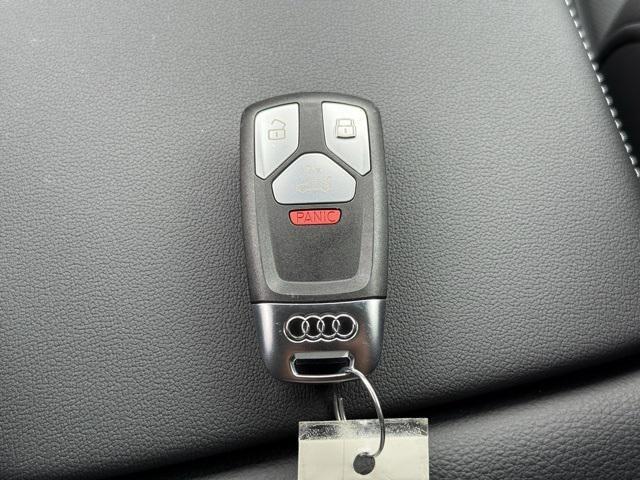 Photo of 2025 Glacier White Audi Q5