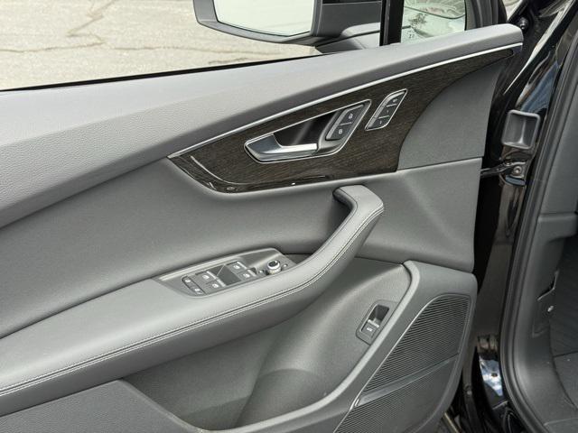 Photo of 2025 Mythos Black Metallic Audi Q7