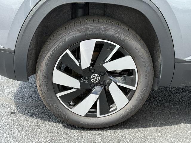 Photo of 2025 Silver Mist Metallic Volkswagen Atlas Cross Sport