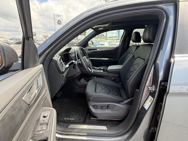 Photo of 2025 Silver Mist Metallic Volkswagen Atlas Cross Sport