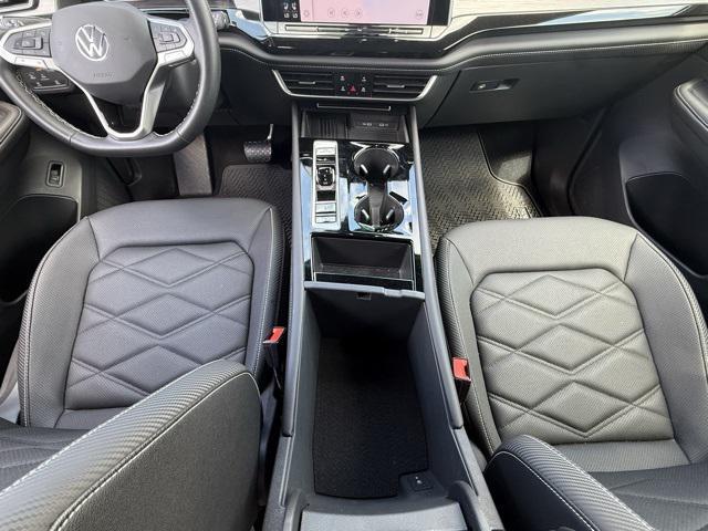 Photo of 2025 Silver Mist Metallic Volkswagen Atlas Cross Sport