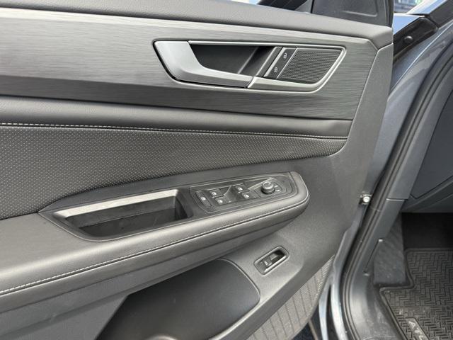 Photo of 2025 Silver Mist Metallic Volkswagen Atlas Cross Sport