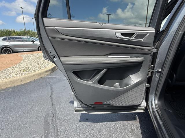 Photo of 2025 Silver Mist Metallic Volkswagen Atlas Cross Sport