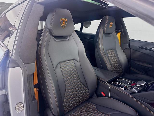 Photo of 2023 Silver Lamborghini Urus