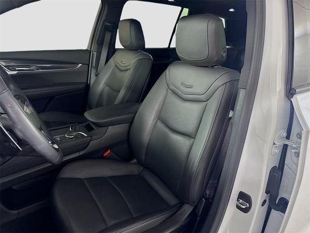 Photo of 2024 Crystal White Tricoat Cadillac XT6