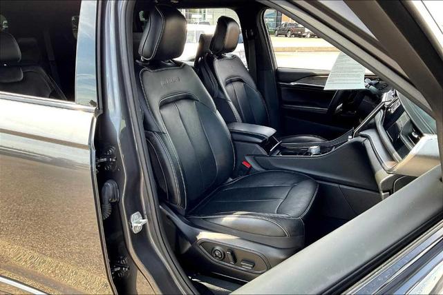 Photo of 2023 Metallic Jeep Grand Cherokee L