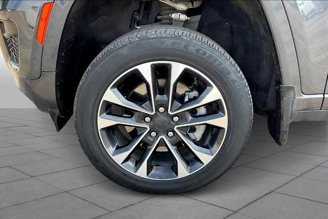 Photo of 2023 Metallic Jeep Grand Cherokee L