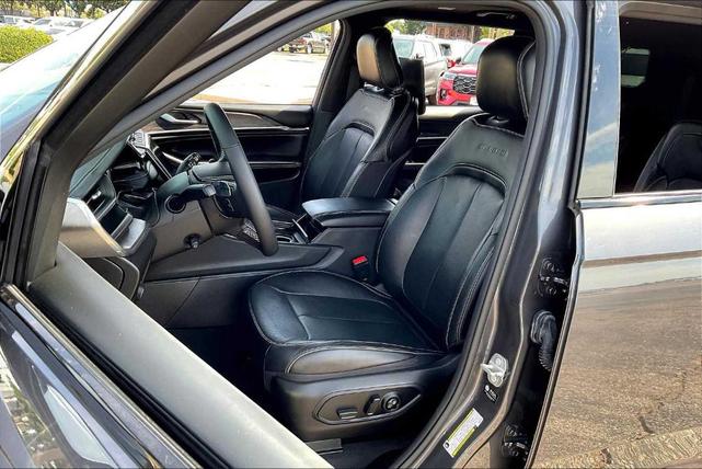 Photo of 2023 Metallic Jeep Grand Cherokee L