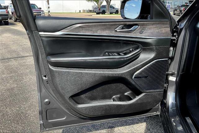Photo of 2023 Metallic Jeep Grand Cherokee L