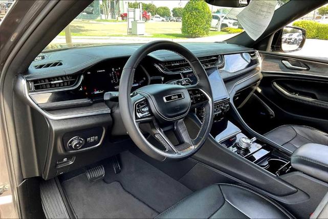 Photo of 2023 Metallic Jeep Grand Cherokee L
