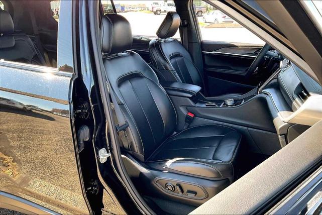 Photo of 2024 Diamond Black Jeep Grand Cherokee L