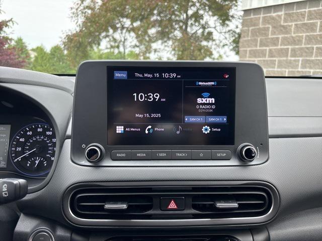 Photo of 2022 Pulse Red w/Black Roof Hyundai KONA
