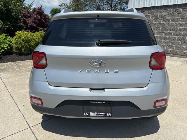 Photo of 2021 Stellar Silver Hyundai VENUE