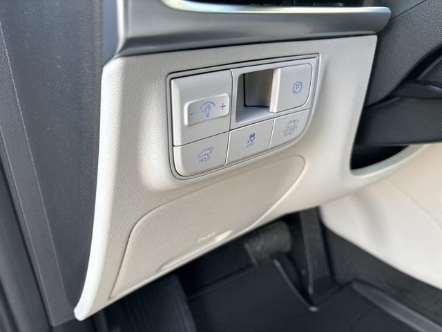 Photo of 2025 Shimmering Silver Hyundai TUCSON Hybrid