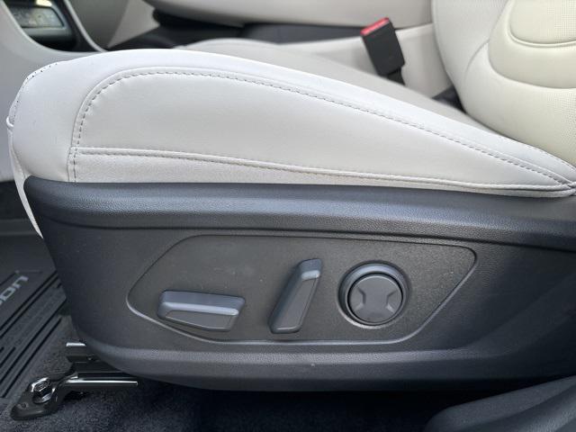 Photo of 2025 Shimmering Silver Hyundai TUCSON Hybrid