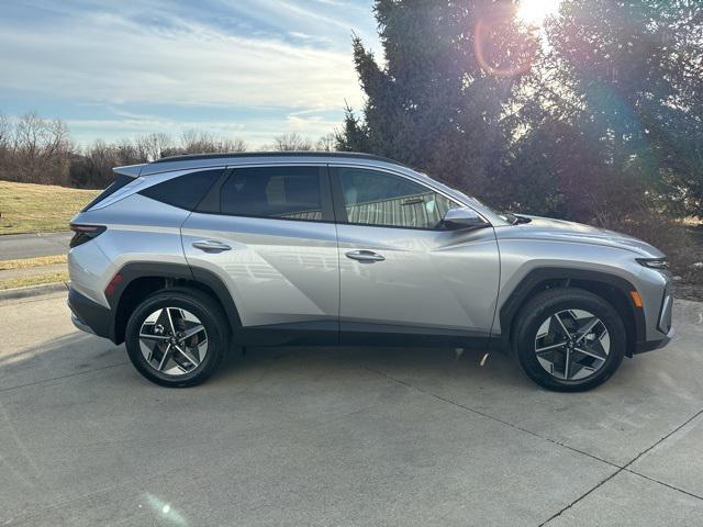 Photo of 2025 Shimmering Silver Hyundai TUCSON Hybrid
