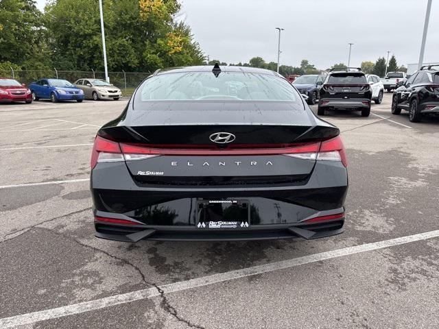 Photo of 2023 Onyx Black Hyundai ELANTRA