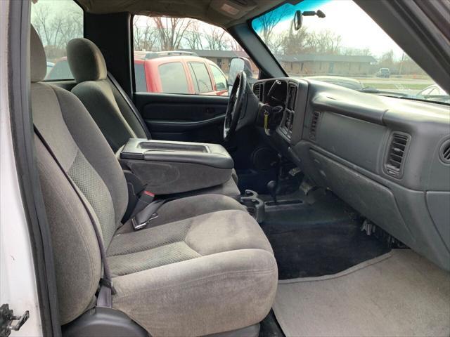 Photo of 2002 White Chevrolet Silverado 2500