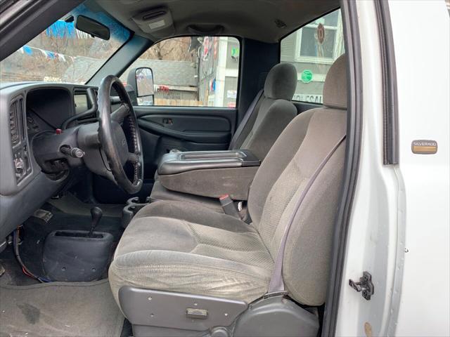 Photo of 2002 White Chevrolet Silverado 2500