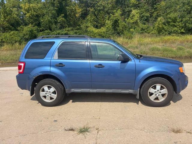 Photo of 2009 Blue Ford Escape