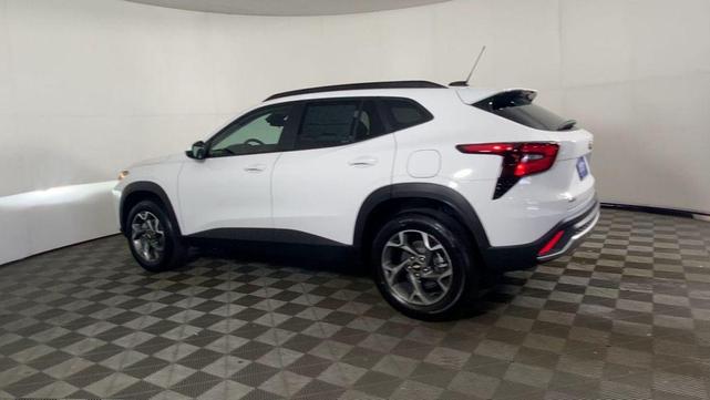 Photo of 2025 Summit White Chevrolet Trax