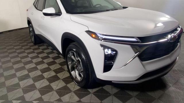 Photo of 2025 Summit White Chevrolet Trax