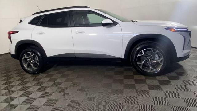 Photo of 2025 Summit White Chevrolet Trax