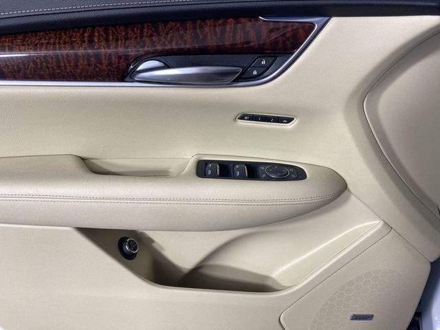 Photo of 2017 Crystal White Tri-Coat Cadillac XT5