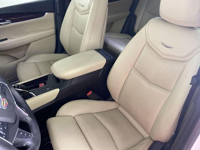 Photo of 2017 Crystal White Tri-Coat Cadillac XT5