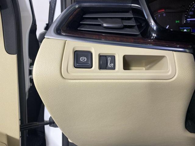 Photo of 2017 Crystal White Tri-Coat Cadillac XT5