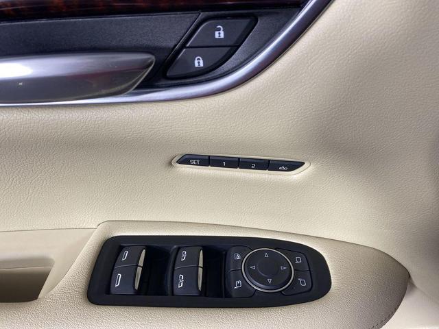 Photo of 2017 Crystal White Tri-Coat Cadillac XT5