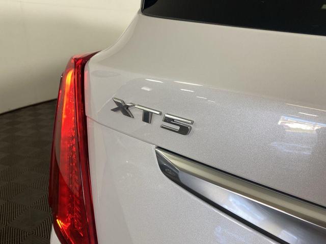 Photo of 2017 Crystal White Tri-Coat Cadillac XT5