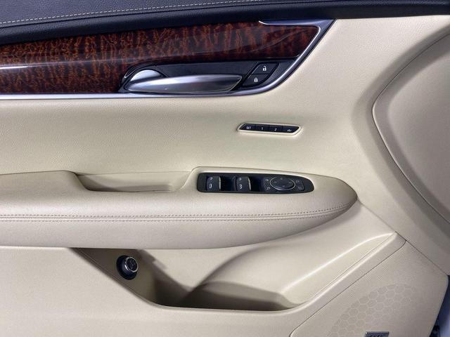 Photo of 2017 Crystal White Tri-Coat Cadillac XT5