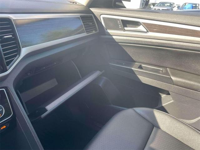Photo of 2019 Deep Black Pearl Effect Volkswagen Atlas