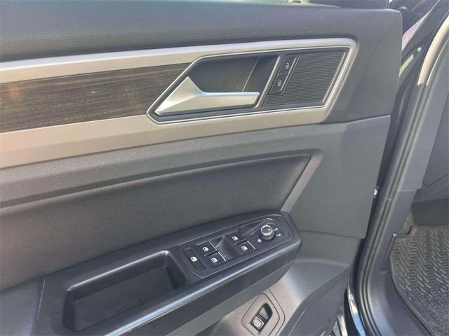 Photo of 2019 Deep Black Pearl Effect Volkswagen Atlas