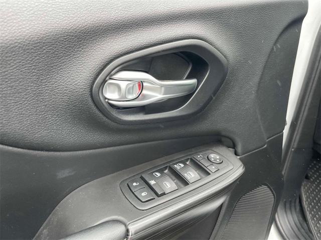 Photo of 2014 Bright White Clearcoat Jeep Cherokee
