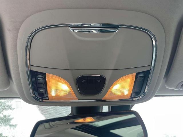 Photo of 2014 Bright White Clearcoat Jeep Cherokee