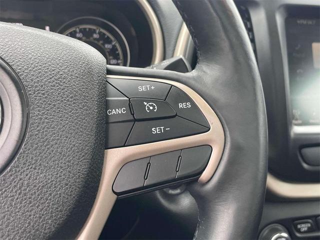 Photo of 2014 Bright White Clearcoat Jeep Cherokee