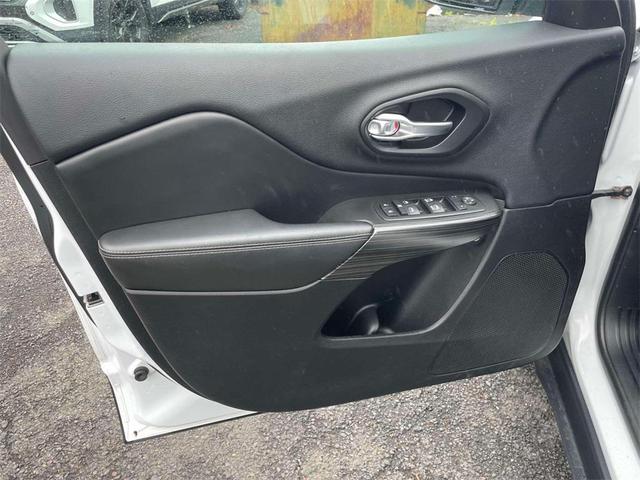 Photo of 2014 Bright White Clearcoat Jeep Cherokee