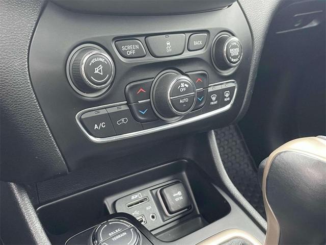 Photo of 2014 Bright White Clearcoat Jeep Cherokee