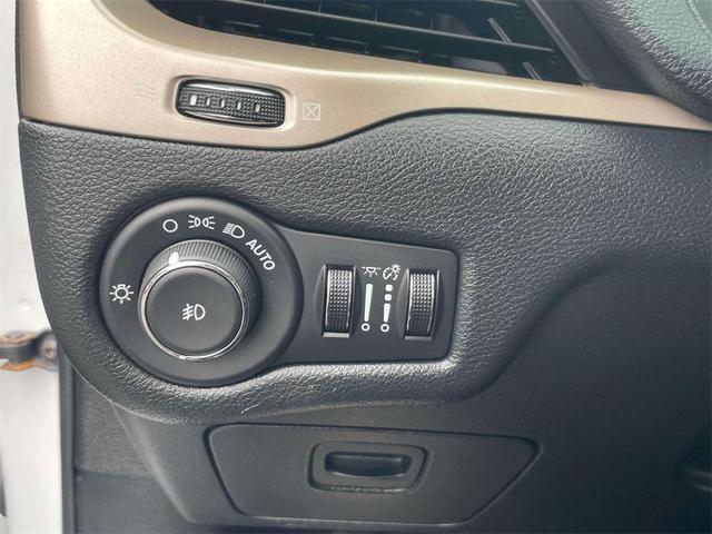 Photo of 2014 Bright White Clearcoat Jeep Cherokee