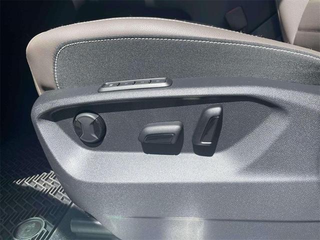 Photo of 2025 Opal White Pearl Effect Volkswagen Atlas