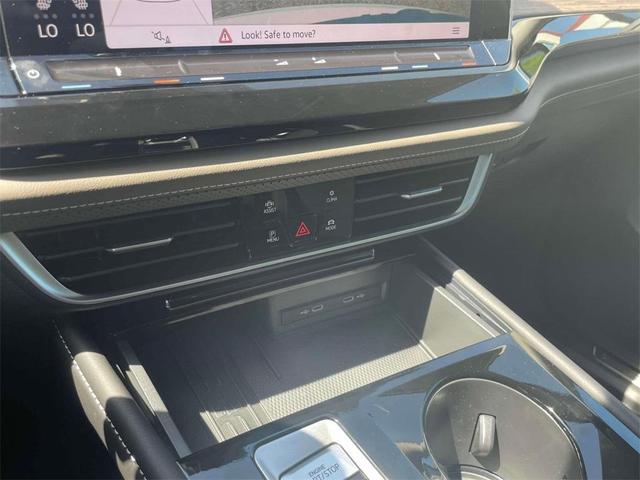 Photo of 2025 Opal White Pearl Effect Volkswagen Atlas